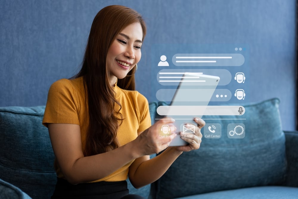Person,Use,Customer,Service,And,Support,Live,Chat,With,Chatbot